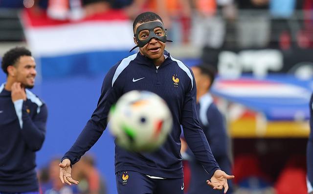 爱游戏-姆巴佩在公牛比赛中锐不可当，持续失利引发热议！